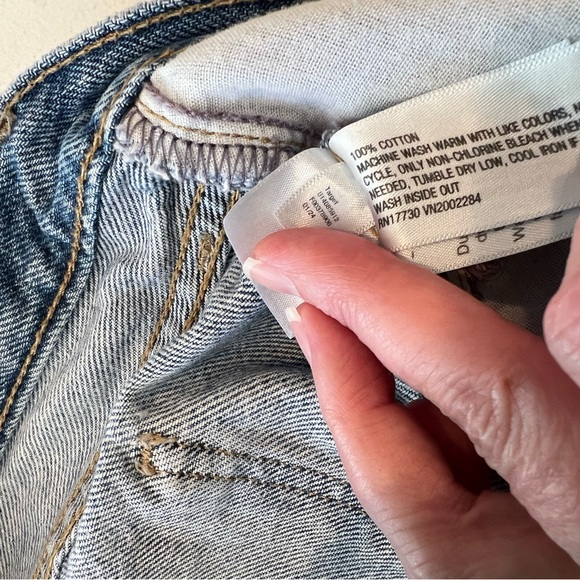 Universal Thread 90’s Baggy Light Blue Distressed Cropped Jeans Size 12R - Picture 5 of 9